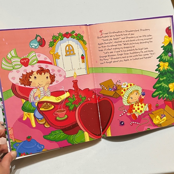 Vintage 2003 Strawberry Shortcake's Berry Merry Christmas Book with Hard Cover - Picture 9 of 15